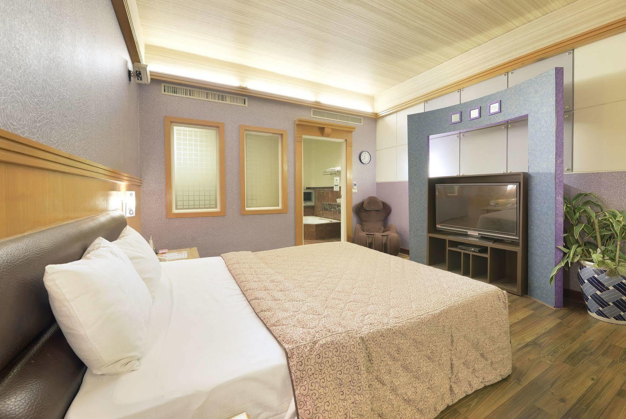 Holland Village Motel Tainan Exterior foto